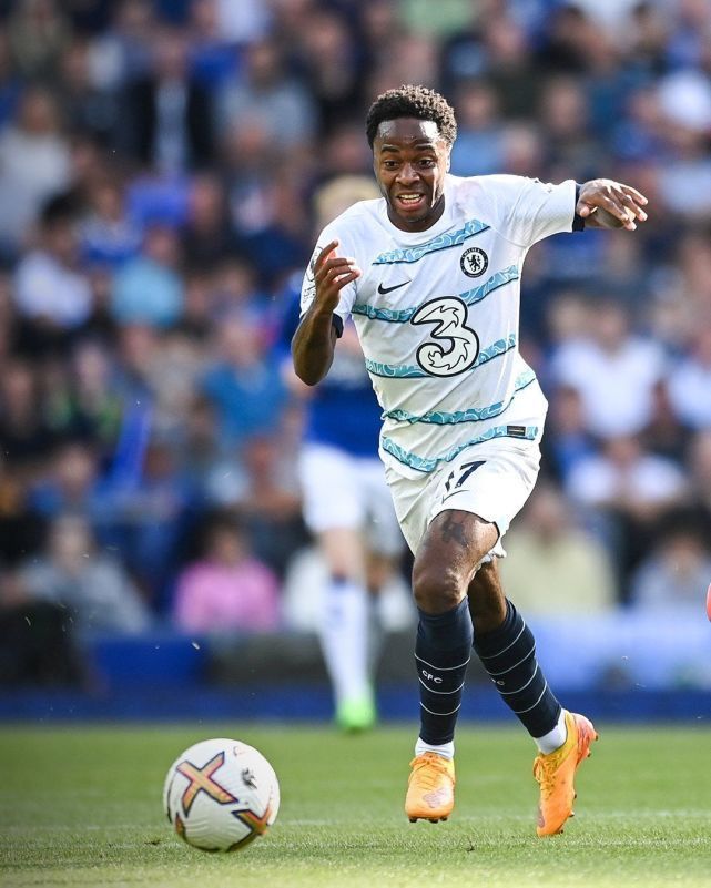 斯特林破门遭判越位,VAR技术再次争议 斯特林破门遭判越位,VAR技术再次争议