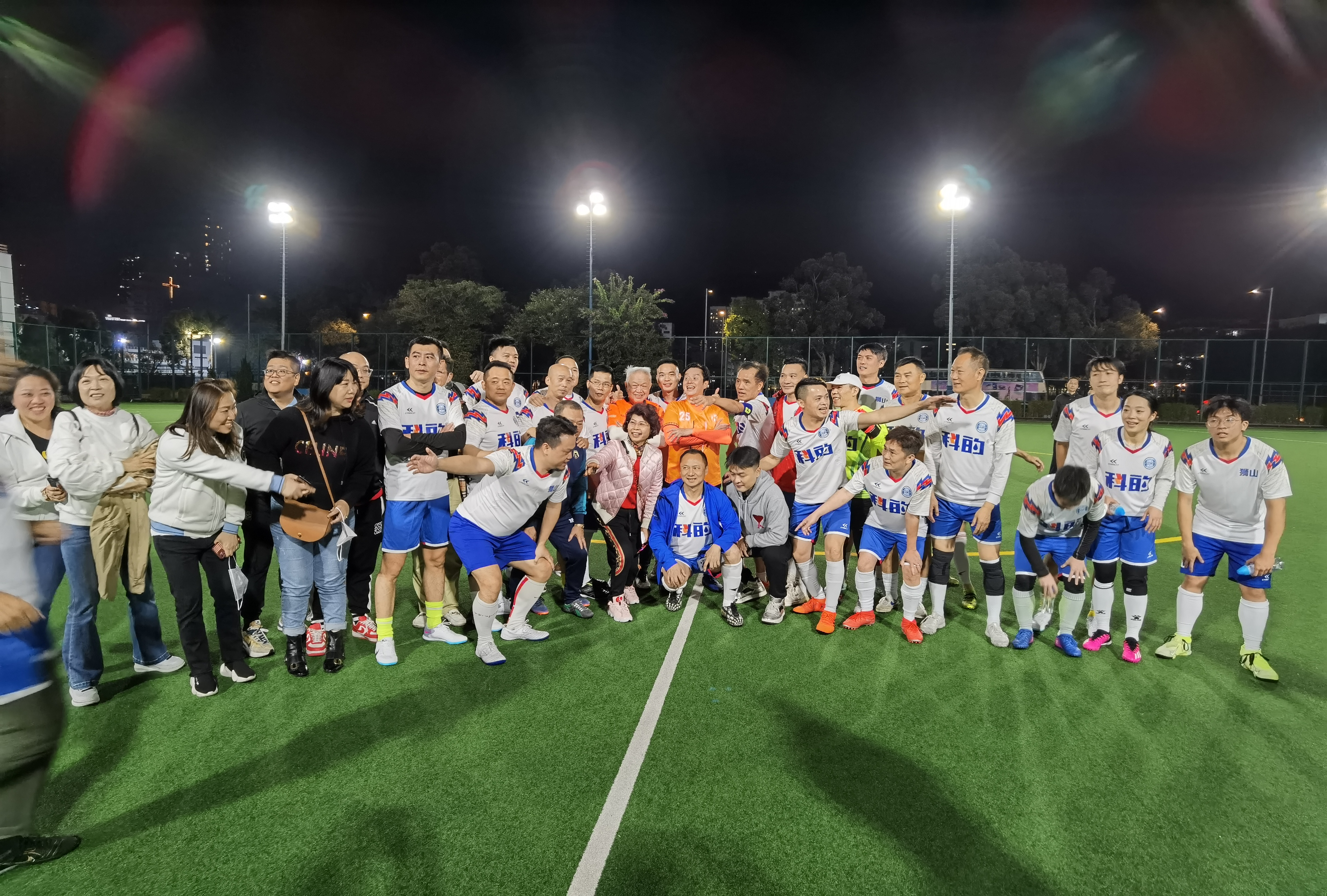 比赛中球员技术精湛展现团队配合默契 比赛中球员技术精湛展现团队配合默契